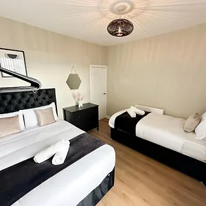 Holiday home 2 Bedroom House 10 Mins To Centre & Dock, Liverpool
